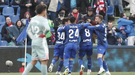 El centrocampista del Getafe Mauro Arambarri (2d), celebra su segundo gol contra el Atlético de Madrid, durante un partido de LaLiga