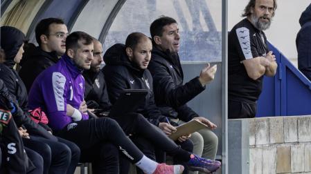 Edu de Prados, portero del Tudelano, en el banquillo de Merkatondoa