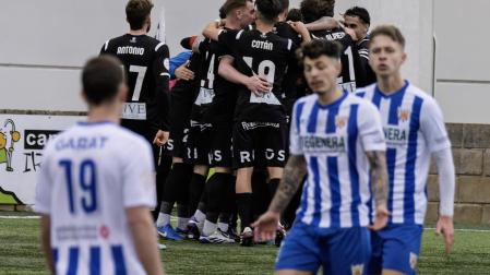 Los jugadores del Tudelano celebran el gol de Rubio, que supuso el 0-1 en Estella