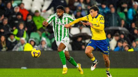 Cedric Bakambu del Real Betis y Stefan Bajcetic de la UD Las Palmas, en una jugada del partido