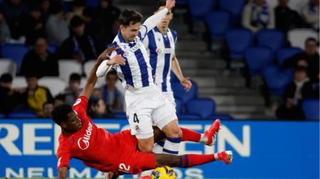 - El centrocampista de la Real Sociedad Martín Zubimendi (d) lucha con el belga Albert-Mboyo, del Sevilla, durante el partido