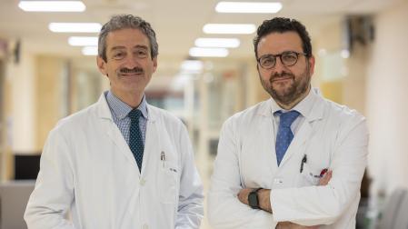 El Dr. Bruno Sangro y el Dr. Josepmaría Argemí, especialistas del Área de Cáncer de Hígado y Páncreas del Cancer Center Clínica Universidad de Navarra.