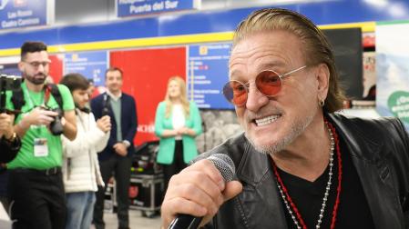Actuación sorpresa de los artistas tributo de U2, Pavel Sfera & Steve Richards, en el Metro de Madrid