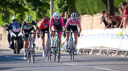 Un grupo de ciclistas en la pasada Vuelta a Pamplona de féminas.