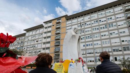 Fieles rezan en el exterior del hospital Gemelli de Roma, donde se encuentra hospitalizado el papa Francisco