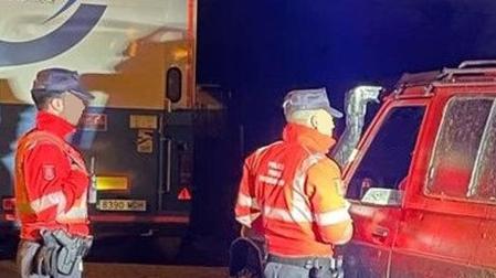 Agentes de la Policía Foral junto a un vehículo