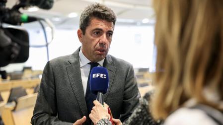 El president de la Generalitat, Carlos Mazón atiende a los medios