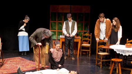 El grupo Mutis por el Foro escenifica hoy 'La dama del alba'.