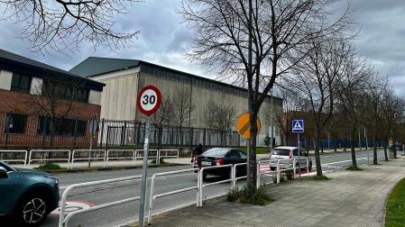 Vehículos circulan tras pasar por la avenida de María Azcárate un usuario de monopatín /