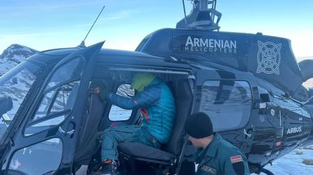 Helicóptero de los servicios de rescate armenios rescataron a los supervivientes de la expedición la montaña más alta de Armenia, el Aragots, que supera los 4.000 metros de altura