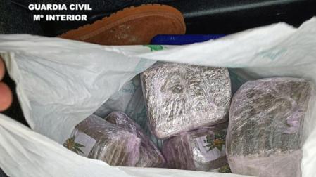 Hachís incautado por la Guardia Civil a un vecino de Navarra en Almazán