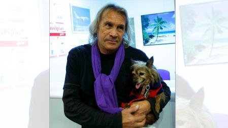 Imagen anterior del exportero argentino 'El Loco' Gatti con un perro /