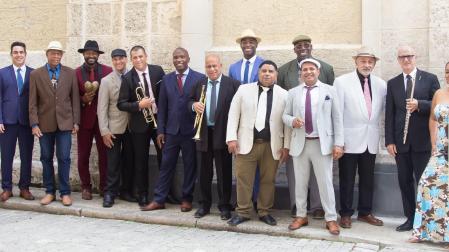 Quince de los 16 músicos de Estrellas Buena Vista y Más. La componen los vocalistas Carlos Calunga y Lázaro Villa, el percusionista Ángel Terry, el saxofonista Javier Zalba, el trompetista Roberto García, el trombonista Alberto Muñoz, el contrabajista Fernando Arévalo y la violinista Osiris Valdés, bajo la dirección musical del tresero de reconocimiento internacional, Pancho Amat. Lo completan la voz de Kiko Ruíz, Yerián Luis y Rosalía Gómez, la trompeta de Alain Pérez, el piano de Alejandro Falcón, el timbal de Jean Roberto San Cristóbal y el bongó de Rosenio Perdomo