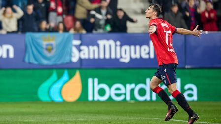 Budimir celebra su gol contra el Valencia en El Sadar
