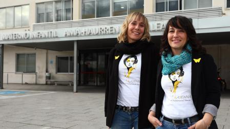 Esperanza Ciriza (izda) y Nerea Barba, de la Asociación Navarra de Endometriosis (ASENNA), en la puerta de la maternidad del Hospital Universitario de Navarra.