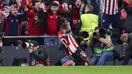 Nico Williams celebra uno de los dos goles que marcó a la Roma /