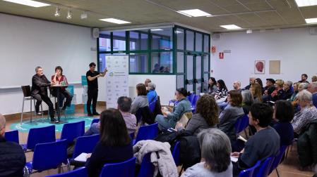 Mikel Armendáriz (Geroa Bai) y Aitzibier Campión (EH Bildu), durante el Foro de Barrio celebrado en la Escuela de Arte y Superior de Diseño de Pamplona