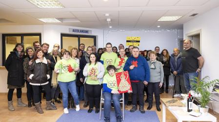 Asistentes a la inauguración del nuevo coworking posaron juntos /