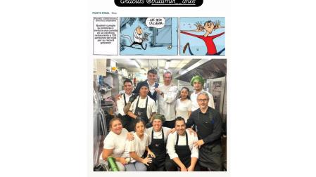 Ante Budimir junto a los empleados del Restaurante Alhambra y la tira de Oroz en referencia al delantero croata