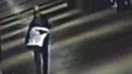 Captura del vídeo en el que se ve al hombre con el sanitario dirigiéndose a su vehículo