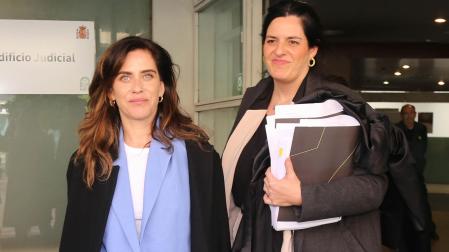 María León  y Carla Vall i Duran, abogada de la actriz, salen del Juzgado de lo Penal número 12 de Sevilla tras declarar ante el juez acusada de agredir a una policía local