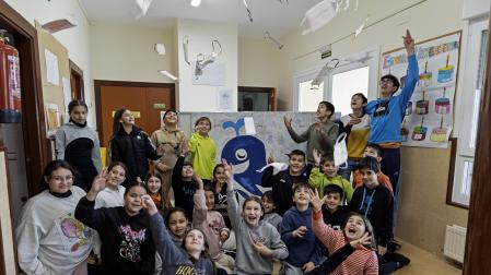 Parte del alumnado del colegio público San Salvador de Oteiza lanza las mascarillas al viento