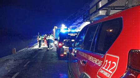 El Centro de Atención a Emergencias 112 del Gobierno de Cantabria recibió la llamada de aviso en torno a las 22.00 horas del sábado desde el teléfono móvil de uno de los ocupantes del vehículo siniestrado, que envió una alerta automática tras detectar el impacto.