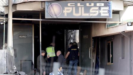 Investigadores acceden al interior de la discoteca donde se ha producido el incendio
