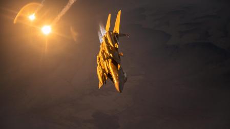 Un F-15 de la fuerza aérea americana lanza bengalas anti misiles en una maniobra del pasado diciembre
