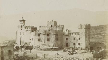 Fotografía del castillo de Javier, c. 1893, antes de la construcción de la nueva basílica. La antigua santa capilla presenta la espadaña añadida en 1890 y la puerta neogótica de 1892. Colección José Ignacio Riezu Boj