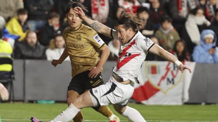Alfonso Espino (Rayo) y Kubo (Real Sociedad) pugnan por un balón