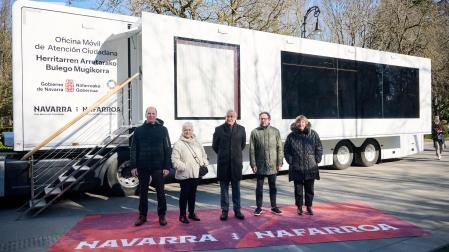 Iñaki Pinillos, Itziar Ayerdi, el vicepresidente Félix Taberna, Joseba Asiain y Toya Bernad, en la presentación de la oficina móvil de atención ciudadana en el Bosquecillo de Pamplona