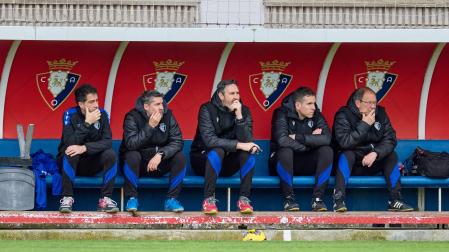 Vicente Moreno, junto a parte de su cuerpo técnico, en el banquillo de Tajonar
