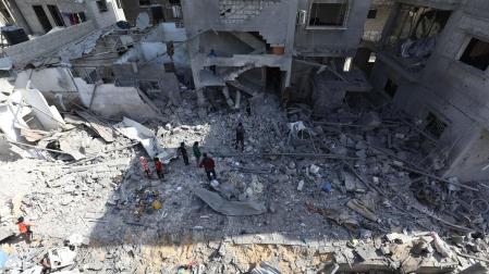 Varios gazatíes buscan familiares entre los escombros tras el ataque de Israel