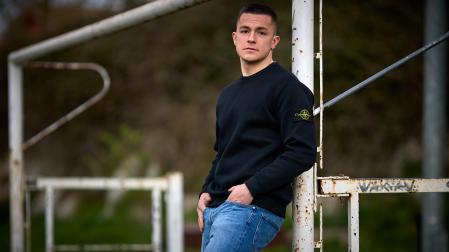El portero del Izarra Mikel Aldave, apoyado en una de las porterías de su colegio en Puente la Reina