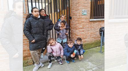 Los siete alumnos que estudian en Beire a la entrada del colegio /