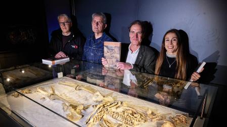Desde la derecha: Maitane Tirapu (antropóloga), Pablo Arias, catedrático de Prehistoria de la Universidad de Cantabria y Jesús García Gazólaz, arqueólogo del Gobierno de Navarra, junto al esqueleto del Hombre de Loizu, en el Museo de Navarra /