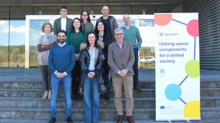 Imagen de grupo con representantes de todas las entidades implicadas en el proyecto. En la fila inferior, en el centro, la directora general de Universidad del Gobierno de Navarra, Eva Perujuániz, y a su lado, desde la izquierda, Daniel Goñi, director gerente de Tracasa Instrumental y consejero delegado de Tracasa Global
