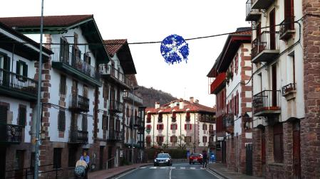 Detalle de la calle Santiago, a la que convergerá el tráfico procedente de la variante a través del nuevo puente de Baztan Berri.