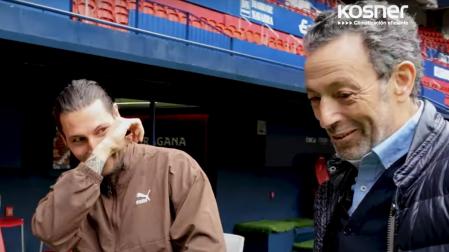 Un emocionado Juan cruz se seca las lágrimas al ver aparecer su padre, con el que se fundió en un emotivo abrazo /