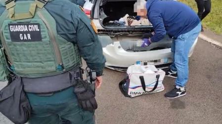 La Guardia Civil localizó un doble fondo en la defensa trasera del vehículo.
