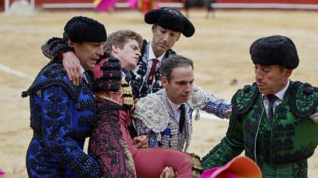 El diestro, Borja Jiménez, es llevado a la enfermería tras sufrir una cogida de su primer astado, Farolillo, durante la corrida de la Feria de Fallas