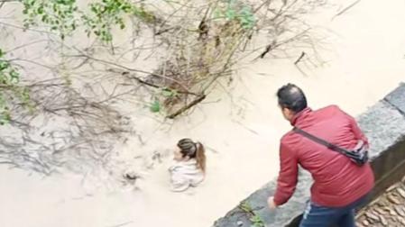 Una mujer se lanza a rescatar un gato al río Guadalquivir