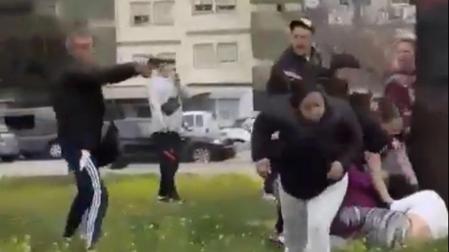 Un hombre apunta con una pistaola a una mujer durante la reyerta celebrada en una plaza de Granada