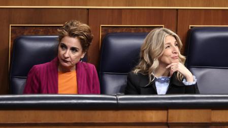 La vicepresidenta primera y ministra de Hacienda, María Jesús Montero, y la vicepresidenta segunda y ministra de Trabajo, Yolanda Díaz, miran cada una para un lado durante la sesión plenaria de este jueves en el Congreso de los Diputados