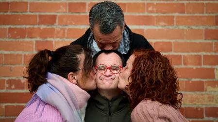 Richard Azcona Azanza, rodeado por sus hermanas y hermano. Desde la izquierda, Marga, Susana y Jose
