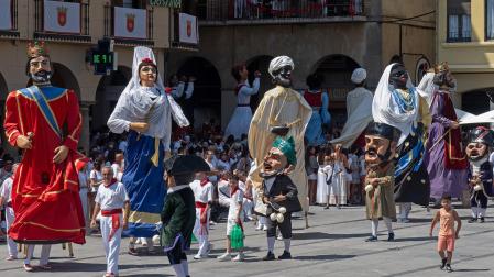 La comparsa de gigantes de Estella durante una salida de las pasadas fiestas
