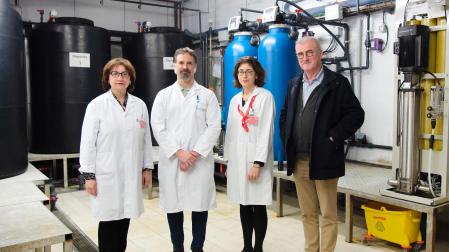 En la planta de tratamientos de aguas del HUN, de izquierda a derecha: Milagros Larráyoz, directora de Gestión Económica y Servicios Generales del HUN; Javier Gómez-Arrue, director de Navarrabiomed-Fundación Miguel Servet; Estrella Petrina, directora gerente del HUN; y Fermín Román Iriarte Artajo, jefe del Servicio de Infraestructuras del HUN
