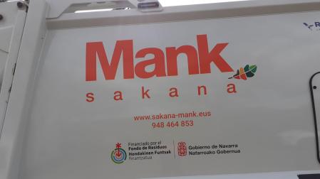 Detalle del nuevo camión adquirido, con el anagrama de la Mancomunidad de Sakana