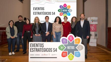 El consejero Irujo y la directora general Basterra, con participantes en el primer Evento Estratégico, Centrado en el Reto IDEA